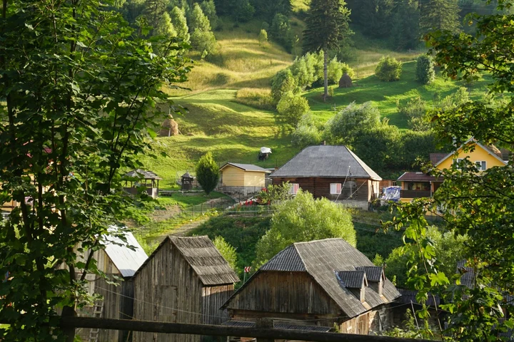 Satul din Transilvania cu una dintre cele mai neobișnuite comunități religioase. 180 de case au dispărut în ultimii ani ai comunismului