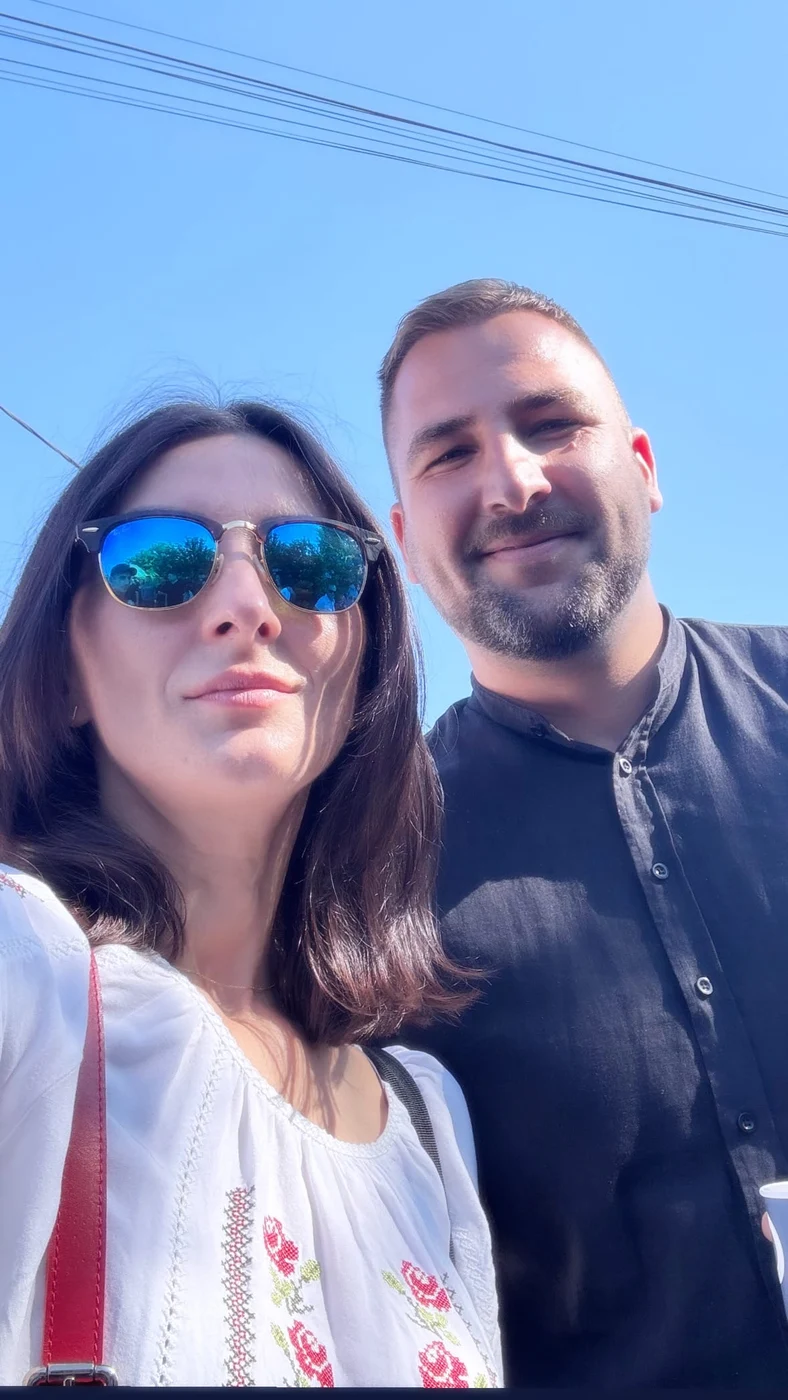 Cu unul dintre bodyguarzii lui Călin Georgescu. Poza a fost mai mult o glumă. Au fost omenoși, în schimb. M-au rugat cu apă, mâncare sau cafea.