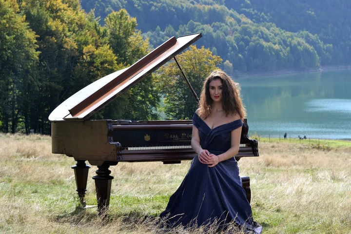 VIDEO | Spectacol de poveste lângă Brașov. Sînziana Mircea a cântat la pian, iar caii au „dansat” pe muzica ei