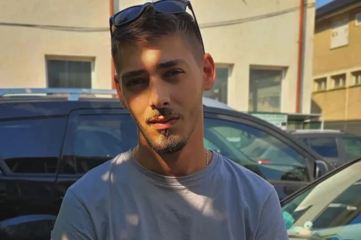 „Copilul meu frumos, de ce ai plecat? Ce blestem te-a urmărit?” Strigătul de disperare al mamei tânărului de 26 de ani ucis în accidentul de pe Mureșenilor. Când va fi Alex va fi înmormântat