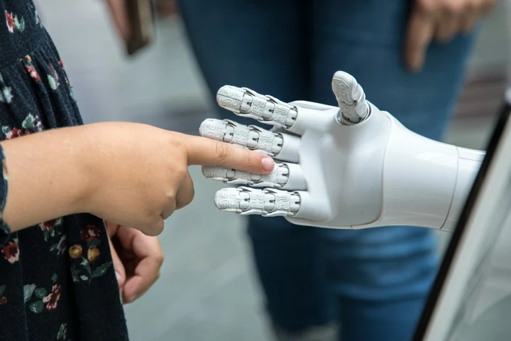 Asistăm la începutul unei degradări intelectuale sau la cea mai mare evoluție din istorie? Dacă roboții vor face aproape totul, ce vor face oamenii?