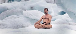 Faceți cunoștință cu „omul gheții” Wim Hof. Se cațără în pantaloni scurți, aleargă desculț prin zăpadă și înoată două ore sub gheață, la temperaturi cu multe grade minus