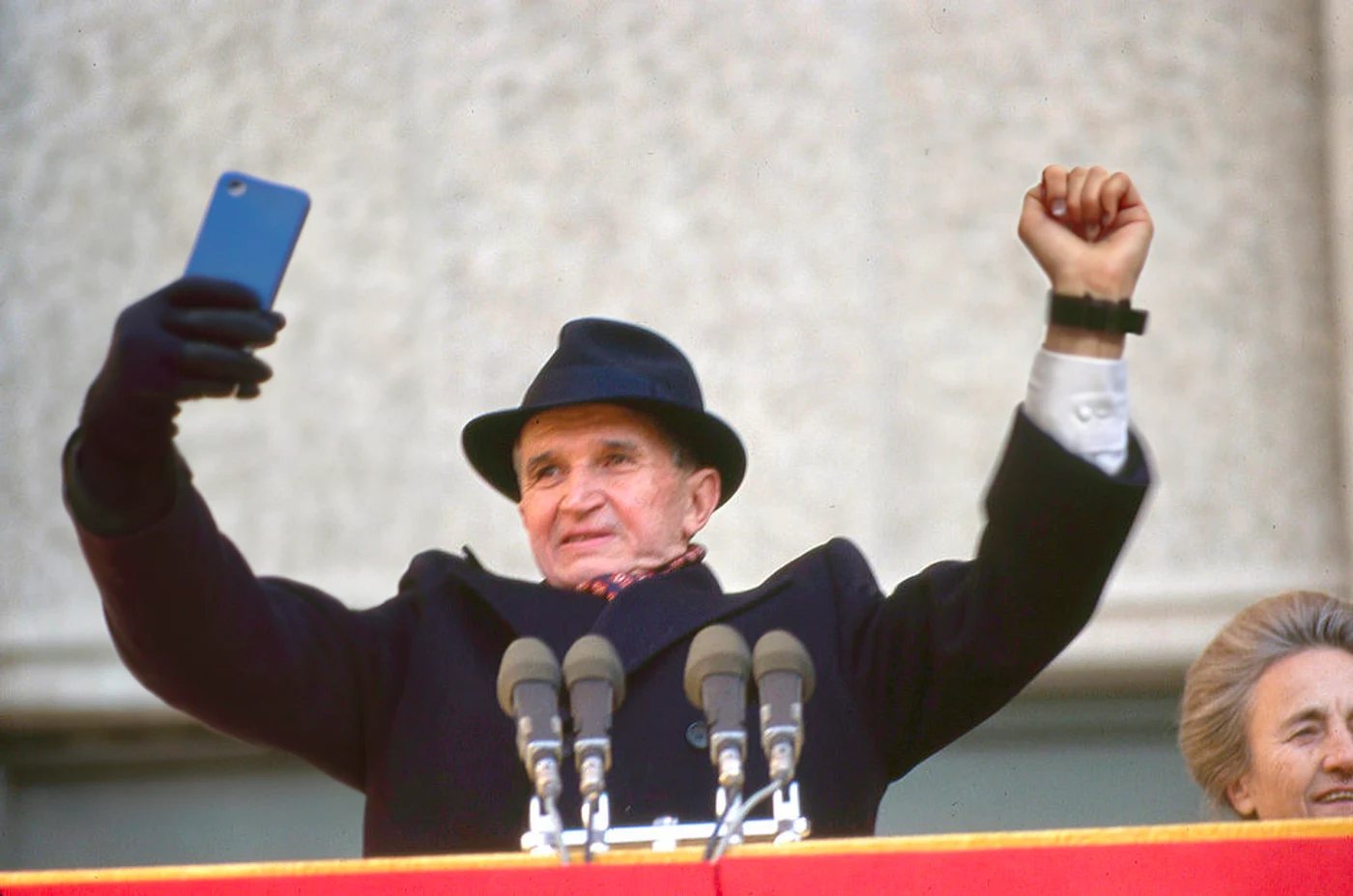 Nicolae Ceaușescu folosind un smartphone