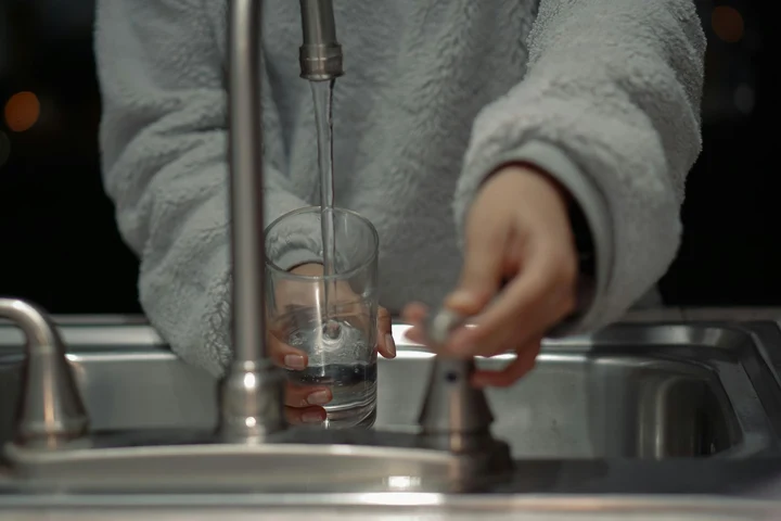 O bacterie periculoasă care poate provoca sângerări intestinale a fost găsită în apa de la robinet