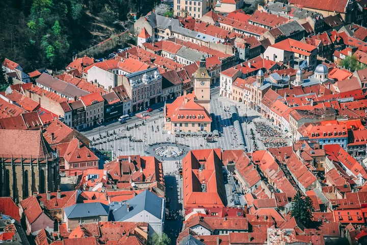 Val de falimente ascunse în turismul brașovean. Prețurile caselor, apartamentelor și terenurilor, crescute artificial. În realitate, tot mai multe hoteluri și pensiuni sunt scoase la vânzare pe bandă rulantă