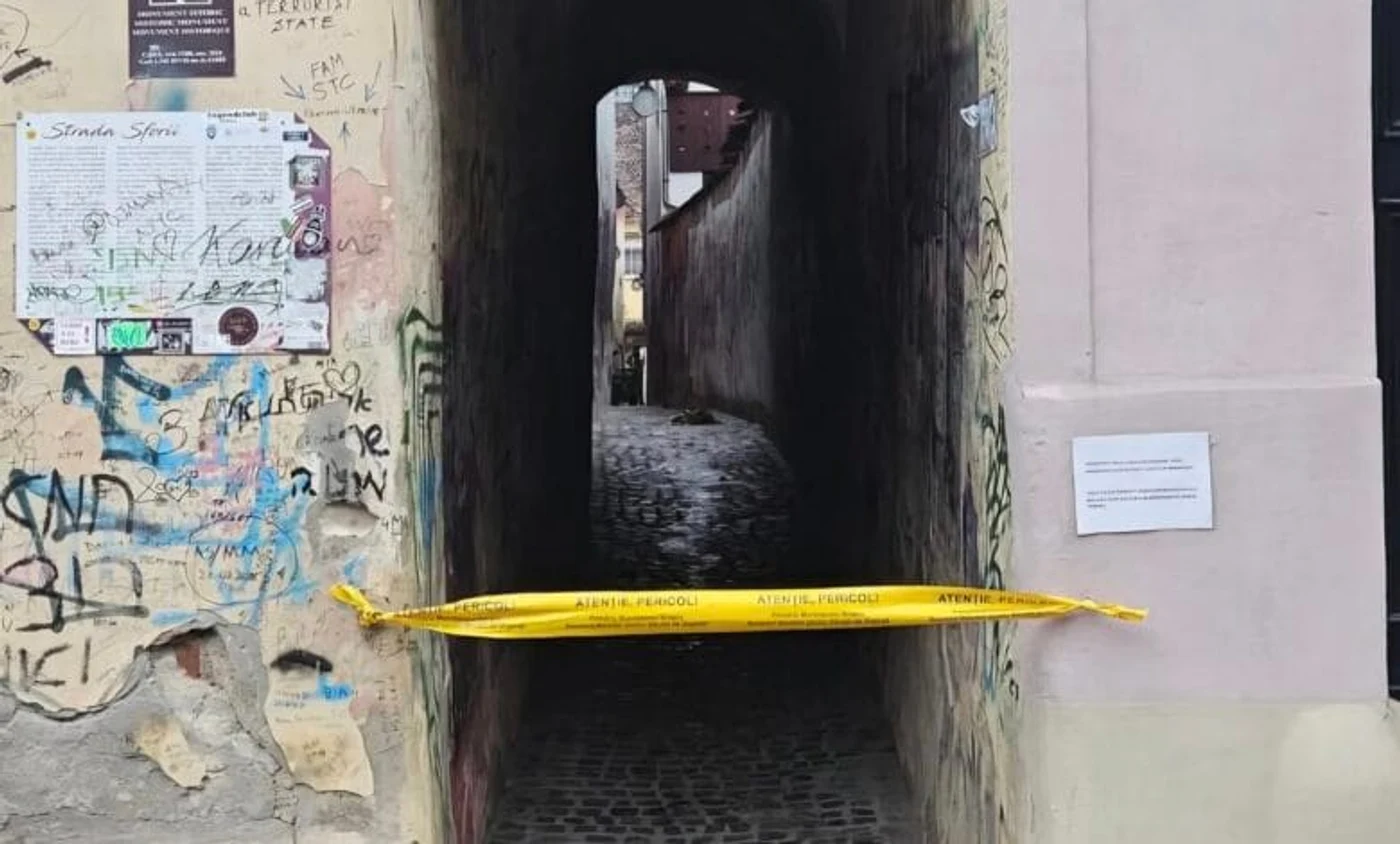 Strada Sflorii a fost închisă pentru a fi consolidată. Foto: Marius Balaci