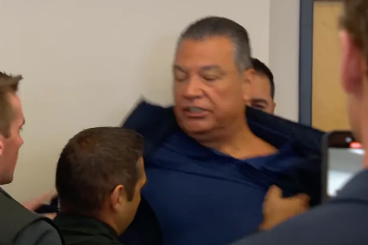 Un senator american a fost pus la pământ și încătușat de agenți federali în timpul unei conferințe de presă. Incidentul a șocat Washingtonul