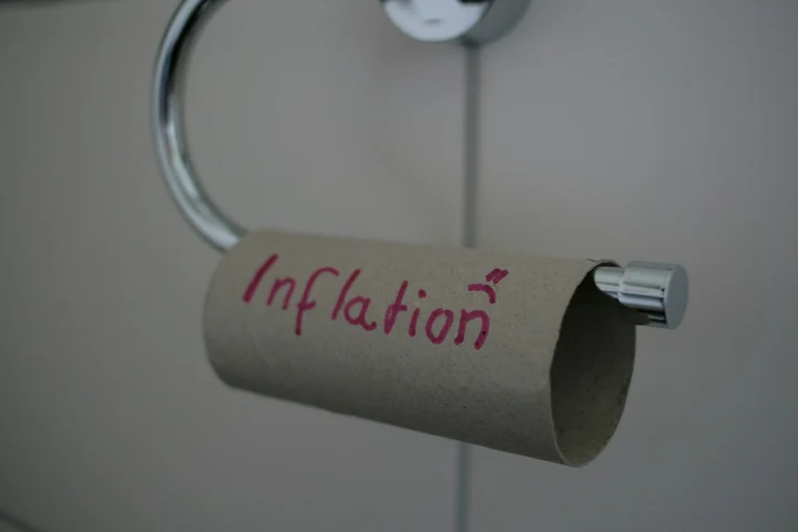 Inflația anuală a urcat la 7,8% în iulie. Energia electrică, mai scumpă cu 63%. Cu cât s-au scumpit fructele și transportul