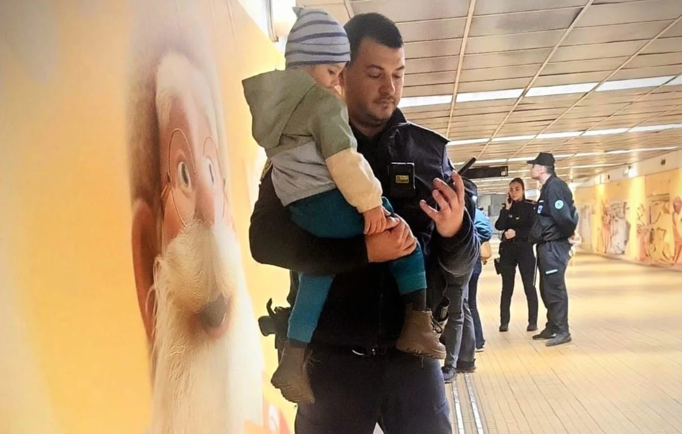 Polițistul Mirel a luat copilul în brațe și l-a liniștit. Foto: Pescobar Alin