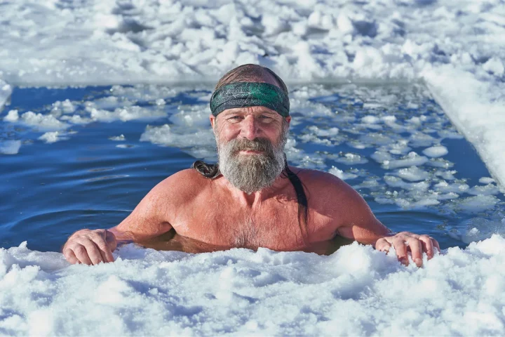 Viața la limita imposibilului: povestea lui Wim Hof, spusă în imagini, ajunge în România prin volumul „Expunerea”